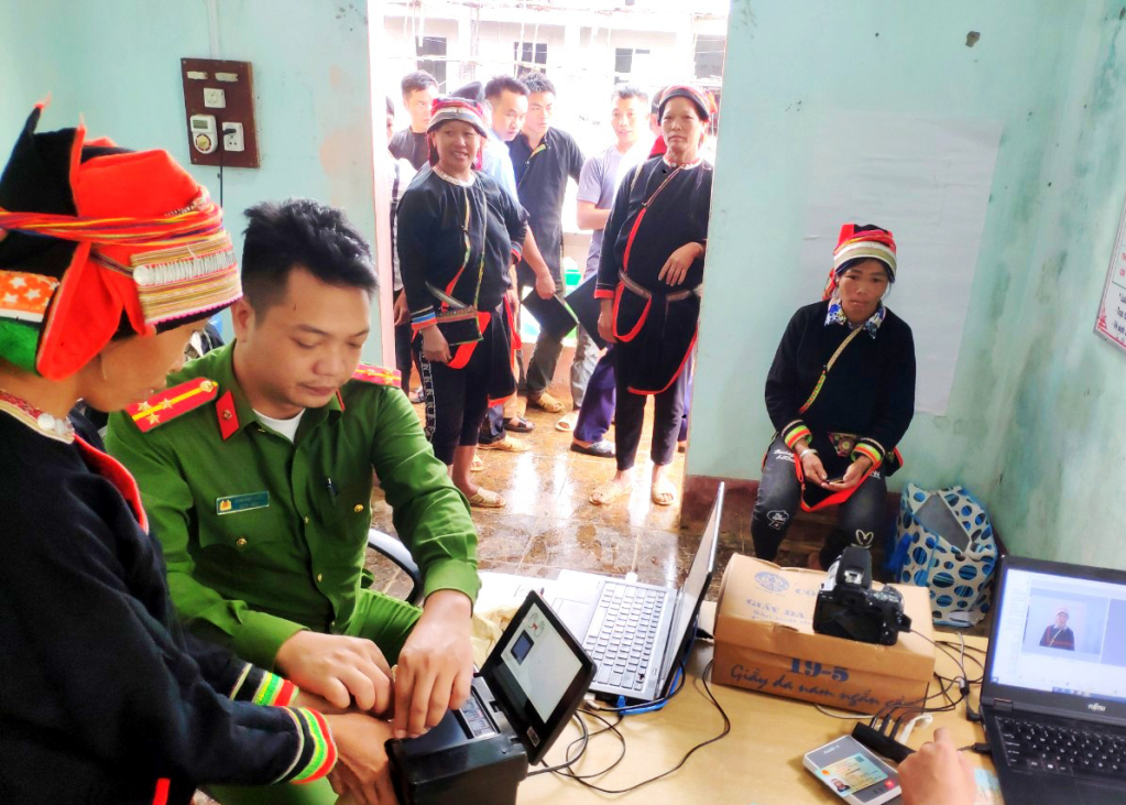 Đẩy mạnh cấp thẻ căn cước cho công dân.