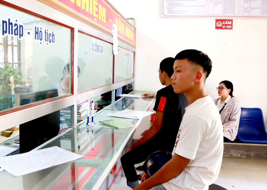 Người dân làm thủ tục hành chính tại Bộ phận một cửa thị trấn Tam Sơn.