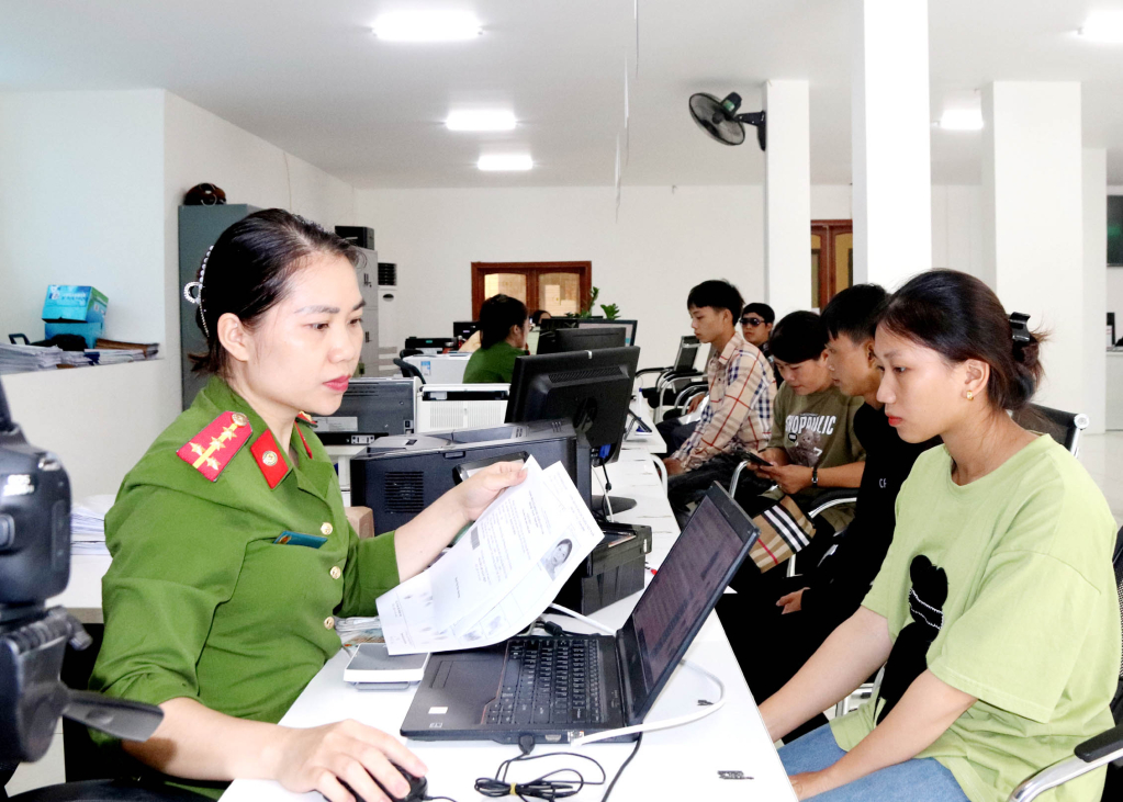 Cán bộ Trung tâm Phục vụ hành chính công tỉnh giải quyết thủ tục hành chính cho người dân.