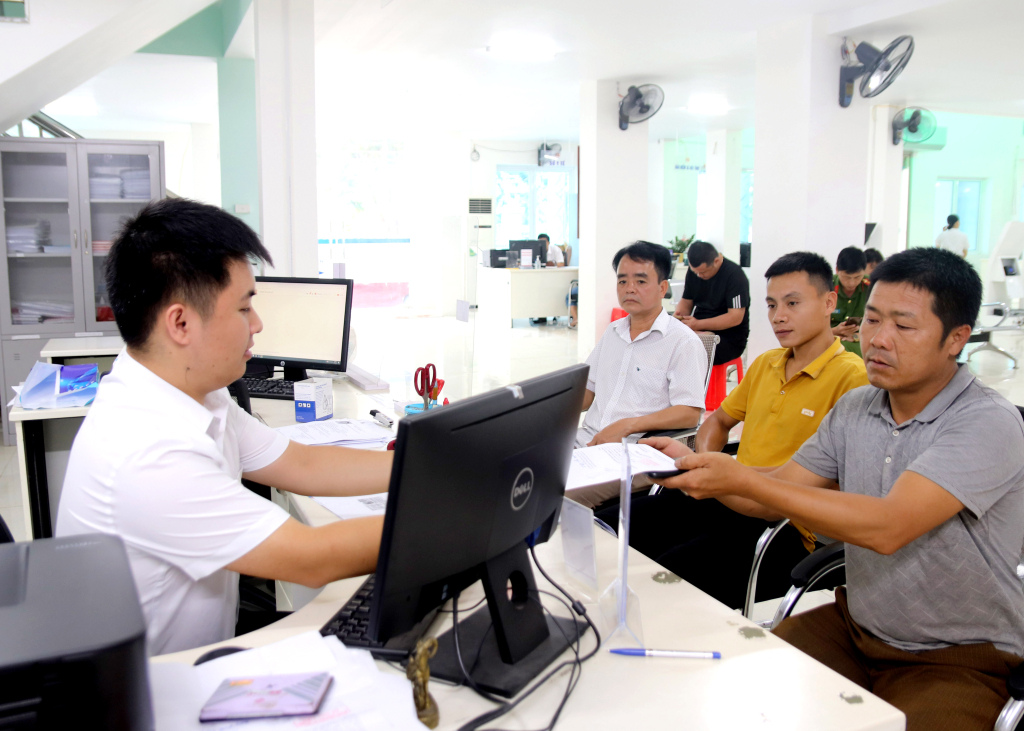 Cán bộ Trung tâm Phục vụ hành chính công tỉnh giải quyết thủ tục hành chính nhanh chóng, chính xác, kịp thời cho người dân, doanh nghiệp.