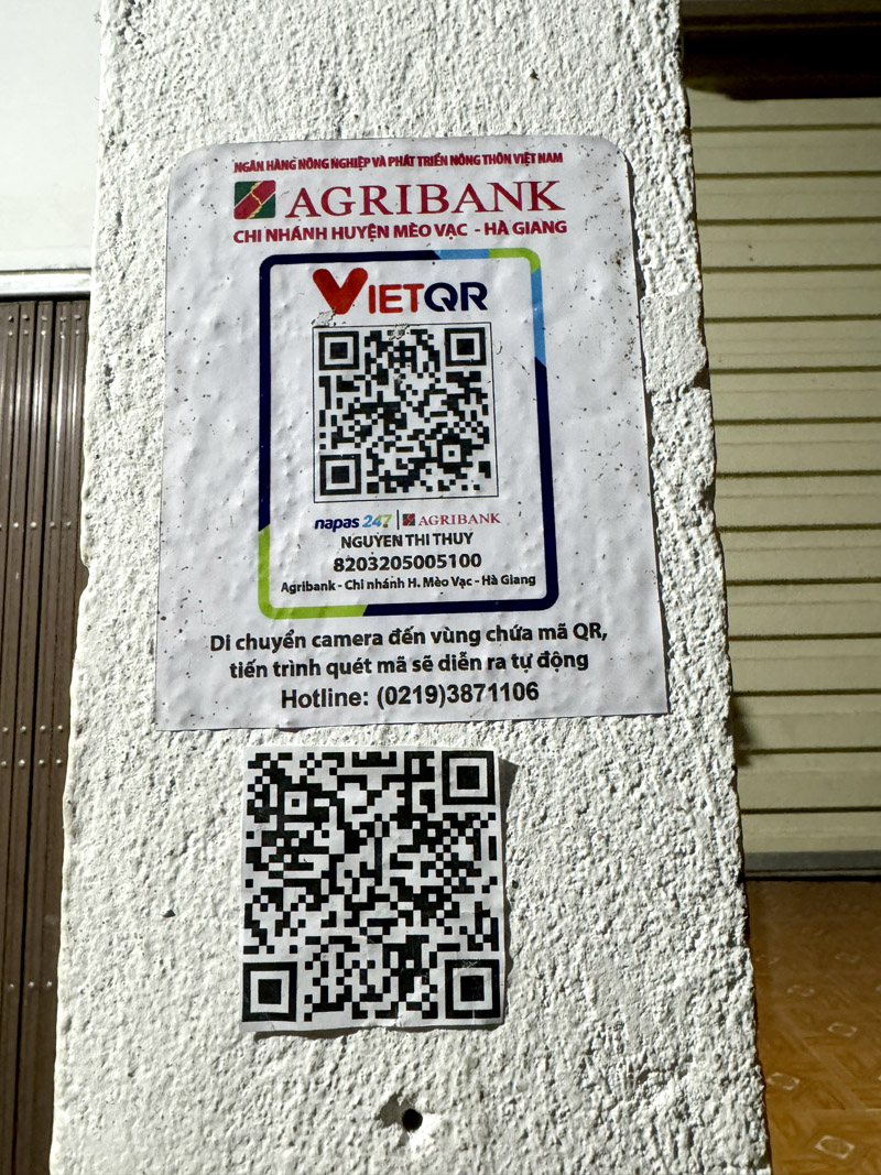 Mã QR giả (bên dưới) sau khi được chị Thuỷ gỡ ra. Ảnh: CTV
