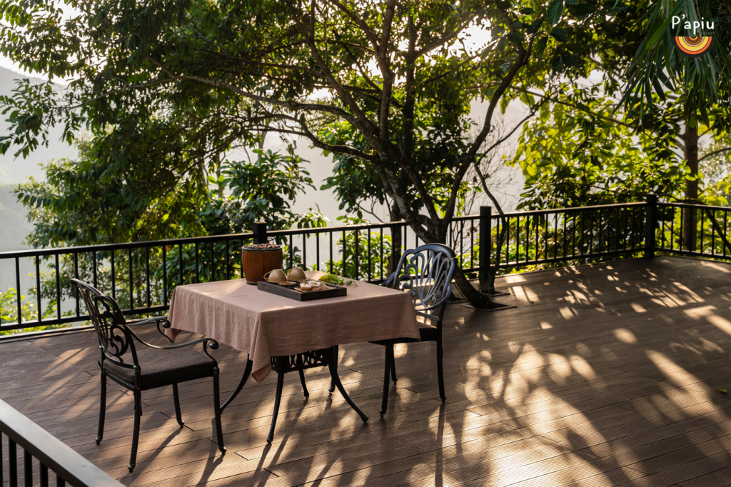 Những không gian rợp lá rừng toả bóng mát hay những con đường hoa dẫn lối về Villa giúp không khí  ngày hè như dịu lại...