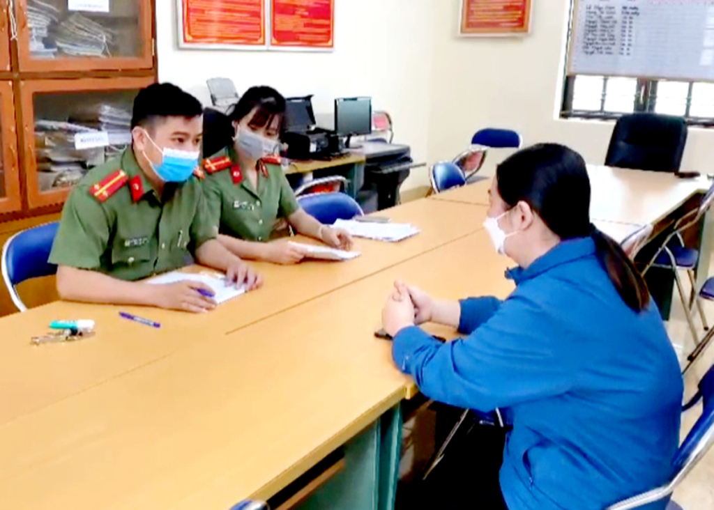 Công an thành phố làm việc với nạn nhân bị lừa đảo khi cung cấp thông tin qua điện thoại. 
