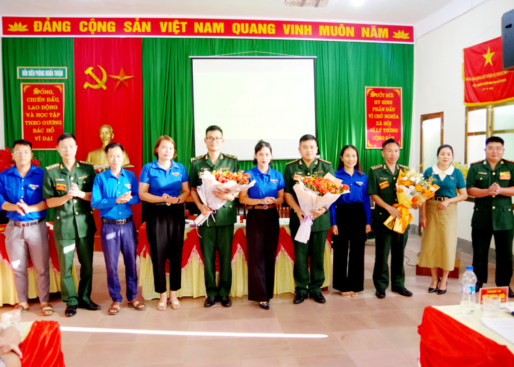 BCH khóa mới ra mắt đại hội.