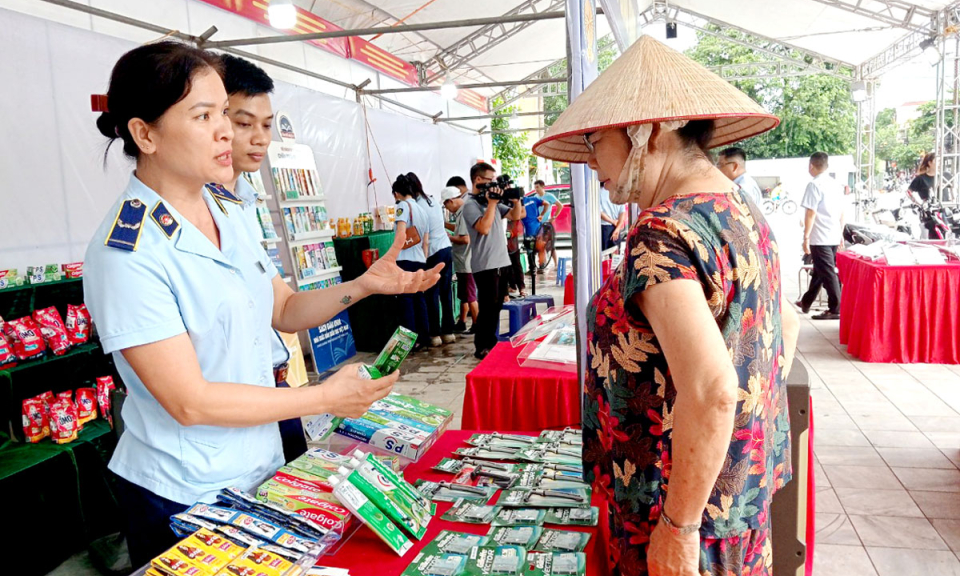 Trang bị kiến thức cho người ti&ecirc;u d&ugrave;ng từ việc trưng b&agrave;y h&agrave;ng giả, h&agrave;ng thật
