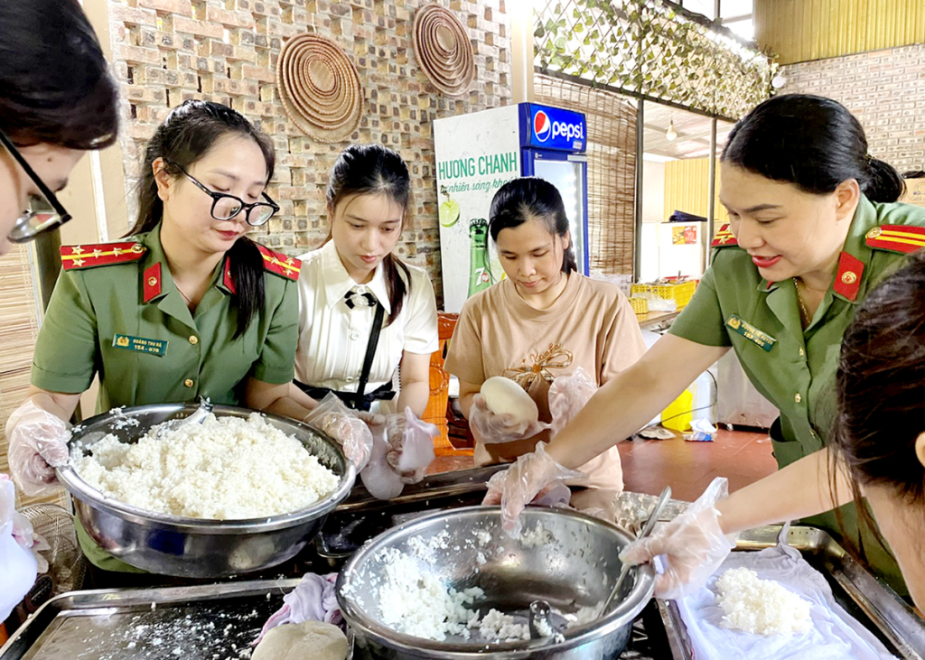 Chúng ta cần chung tay lan tỏa những hình ảnh đẹp về phòng chống bão lũ.  Trong ảnh:  Nhóm thiện nguyện Hà Giang chung tay hỗ trợ lương thực, thực phẩm cho đồng bào bị thiệt hại bởi cơn bão số 3.