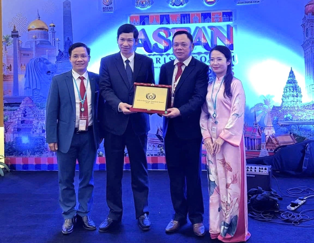 Lãnh đạo thành phố Hà Giang và xã Phương Độ tại Lễ trao giải. Ảnh: CTV