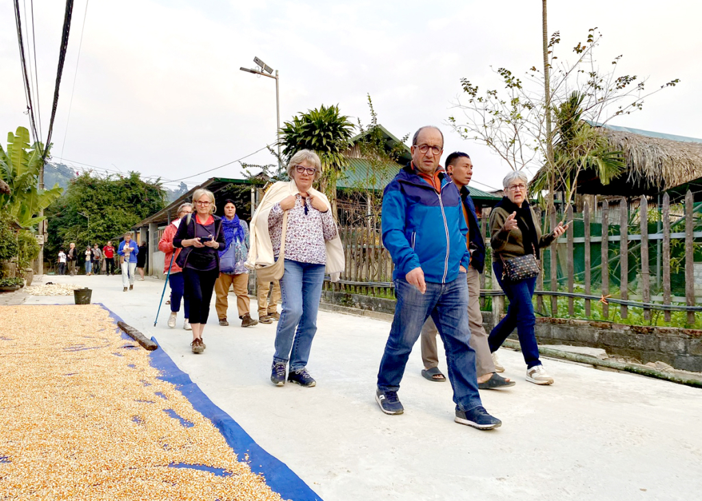 Du khách nước ngoài thăm Làng Văn hóa du lịch thôn Tha, thành phố Hà Giang.