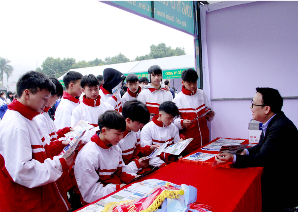Học sinh THPT nghe tư vấn nghề nghiệp và du học tại Hội chợ việc làm huyện Vị Xuyên năm 2025.