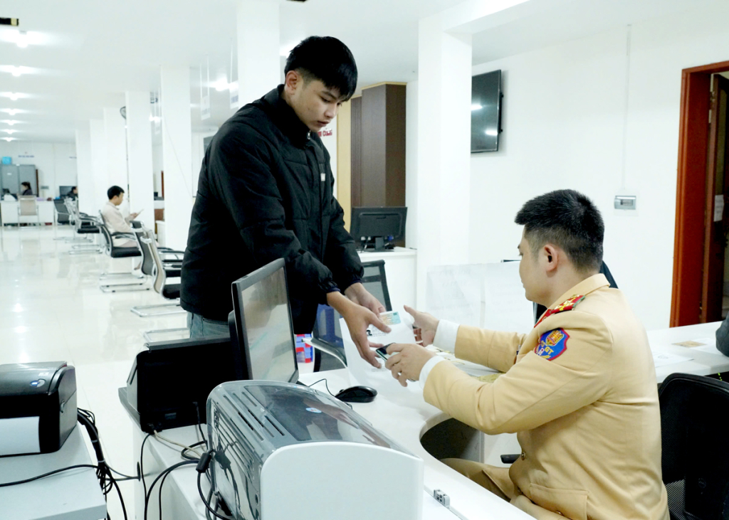 Cán bộ Phòng Cảnh sát giao thông, Công an tỉnh hỗ trợ người dân hoàn thiện hồ sơ nhanh chóng.