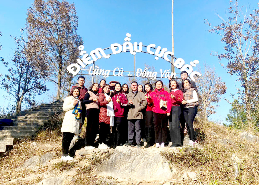                Du khách chụp ảnh lưu niệm tại điểm đầu cực Bắc, xã Lũng Cú (Đồng Văn).                              Ảnh: AN DƯƠNG