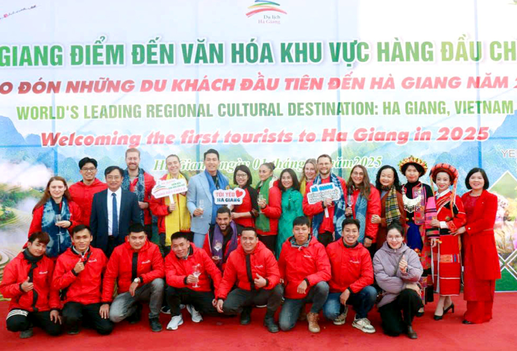 Hà Giang đón những vị khách DL đầu tiên đến tỉnh năm 2025