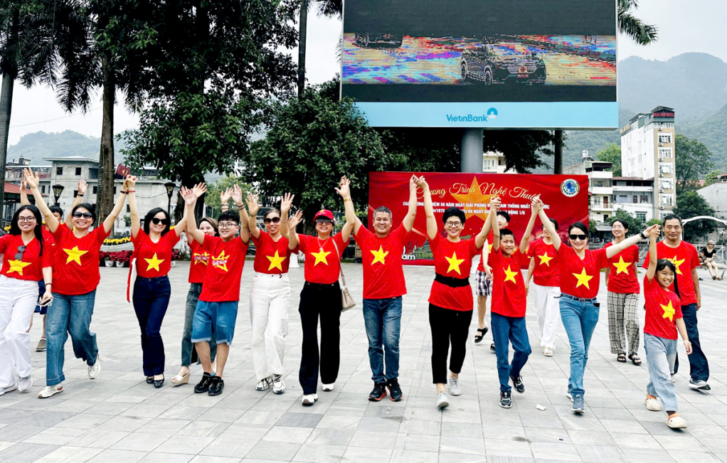 Du khách khoác trên mình trang phục cờ đỏ sao vàng tràn ngập các điểm du lịch, tạo nên một bức tranh rực rỡ. 