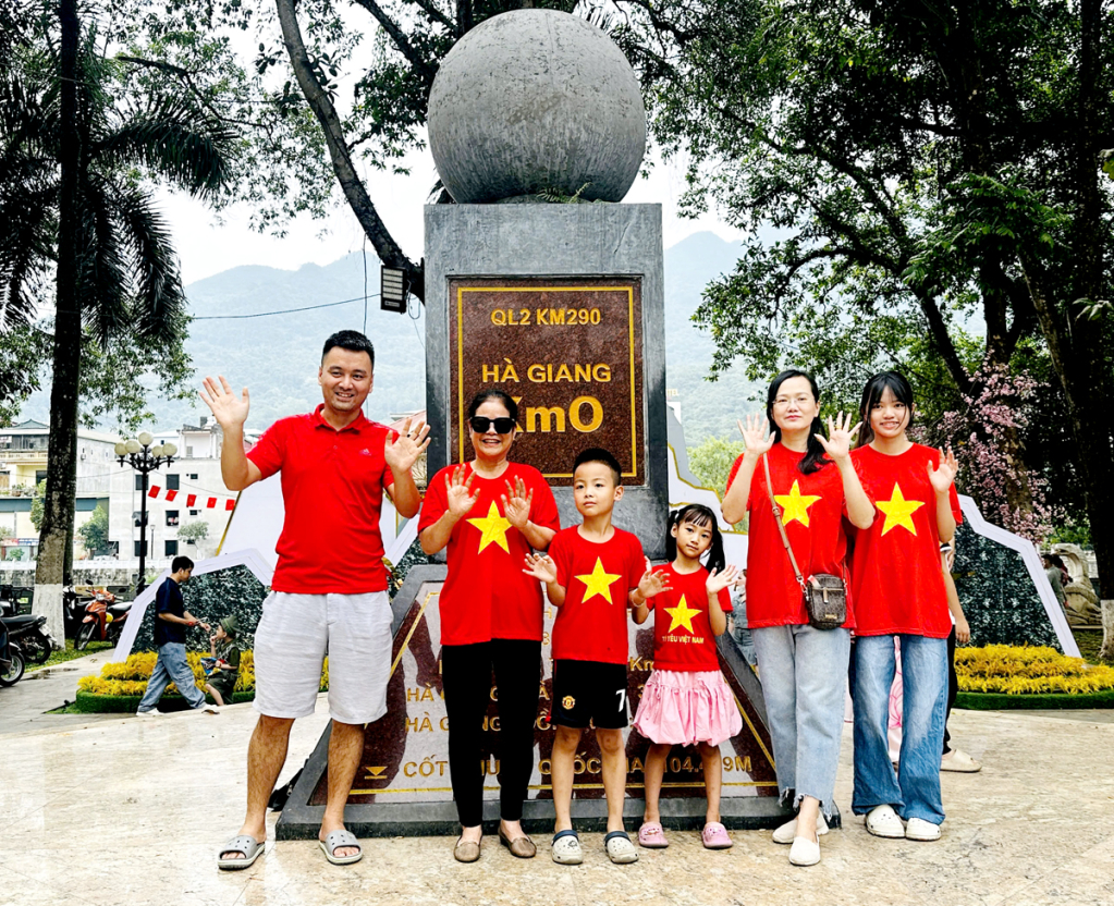 Du khách chụp ảnh tại Km0 trong ngày 30.4