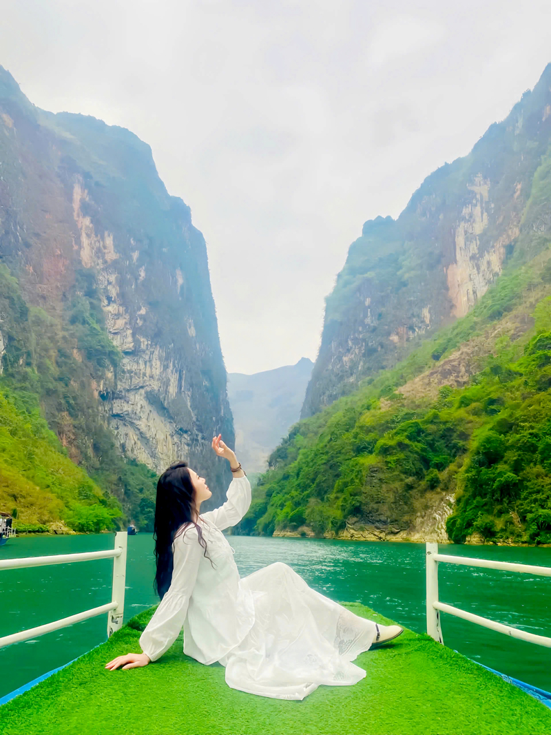 Ngồi tựa mạn thuyền nghe Nho Quế thì thầm lời yêu với đất trời Hà Giang  