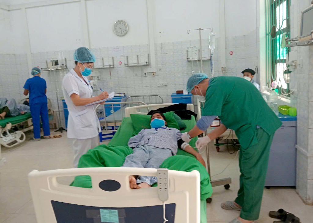 Các y, bác sỹ Bệnh viện Phổi Hà Giang điều trị bệnh Lao cho người dân.  