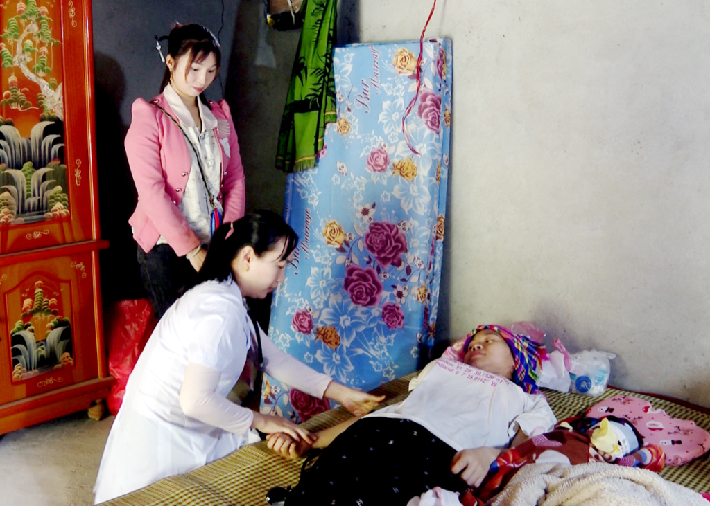 Nhân viên y tế thôn, bản cùng y, bác sỹ Trạm Y tế xã Cao Bồ thăm, khám bệnh cho người dân tại nhà.