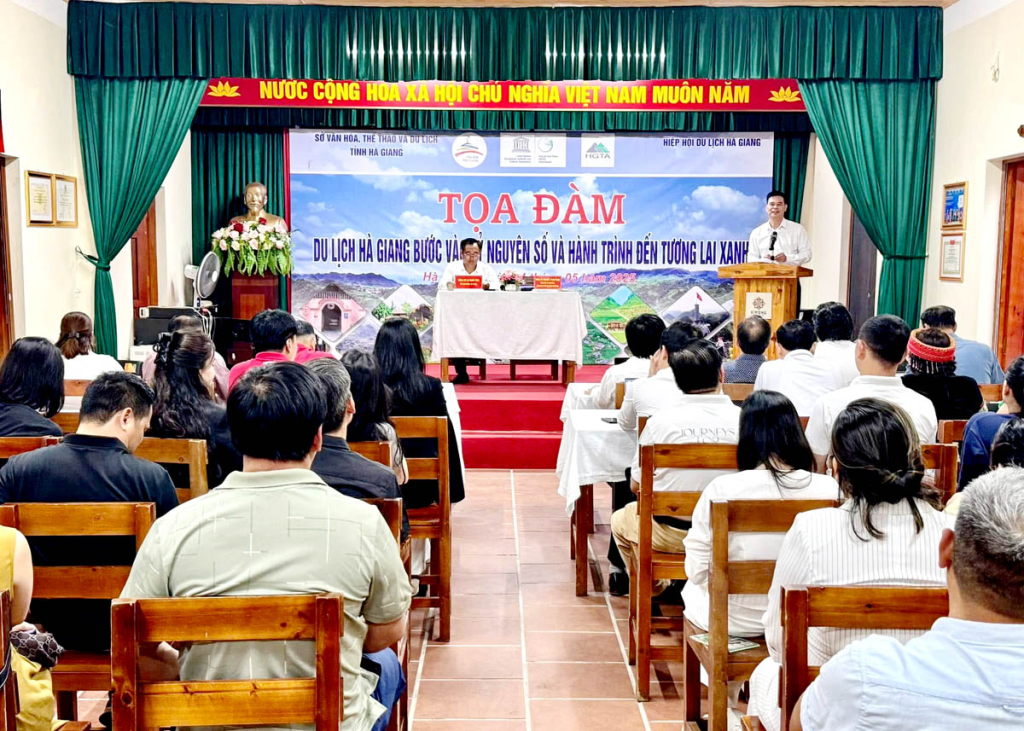 Lãnh đạo sở Văn hóa - Thể thao và Du lịch Hà Giang phát biểu tại buổi tọa đàm.