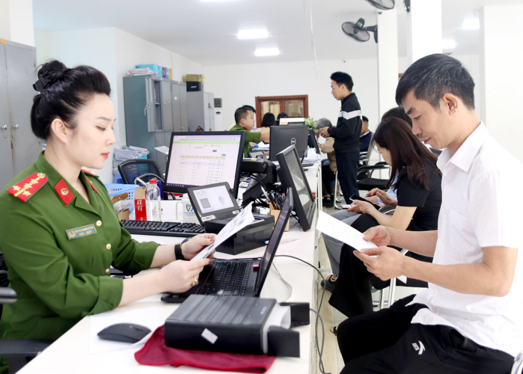 Cán bộ Trung tâm Phục vụ hành chính công tỉnh bảo đảm phục vụ thông suốt trong thời điểm chuyển đổi bộ máy hành chính. 