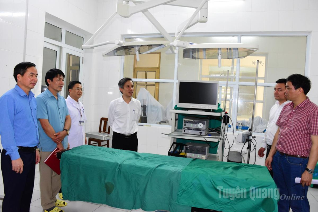 PGS.TS.Bác sĩ Nguyễn Mạnh Khánh (thứ tư từ trái  qua phải),  Phó Giám đốc  Bệnh viện  Hữu nghị Việt Đức khảo sát tại phòng mổ của Trung tâm Y tế khu vực Na Hang.