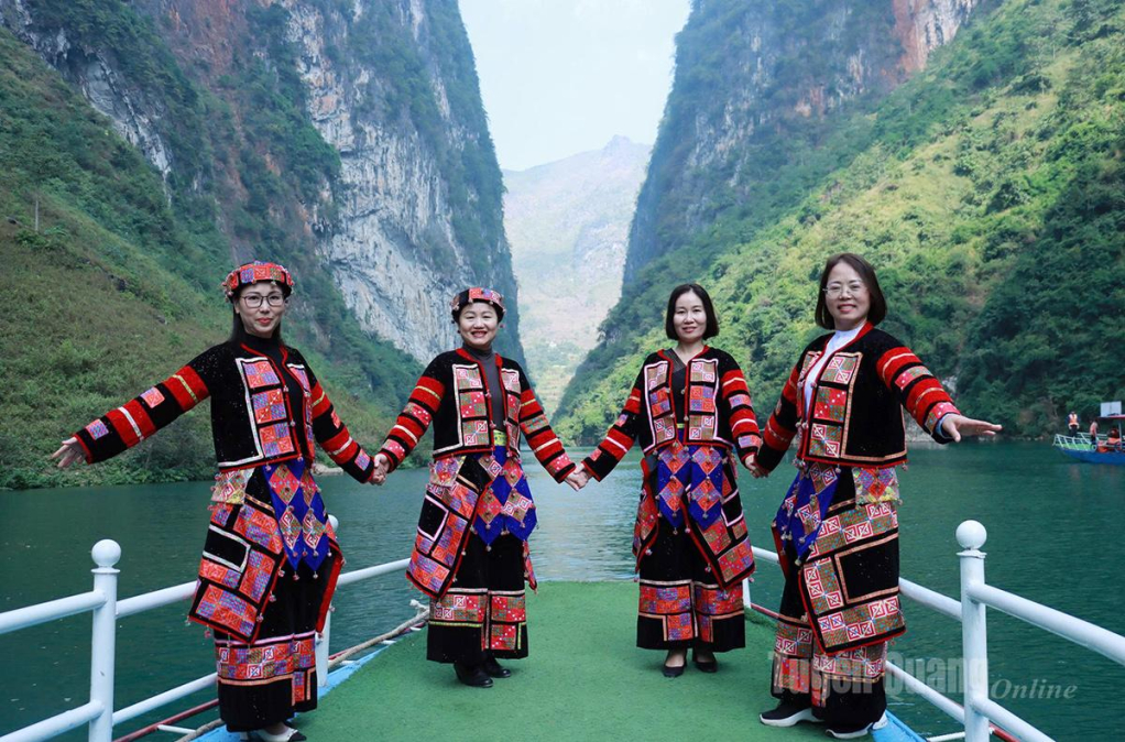 Du khách khám phá vẻ đẹp thơ mộng của sông Nho Quế.