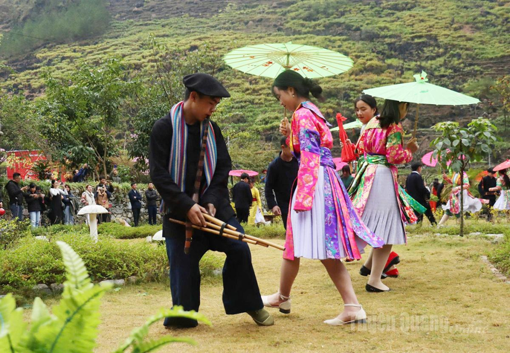Hòa nhịp khèn với điệu múa truyền thống của các chàng trai, cô gái người Mông xã Mèo Vạc.