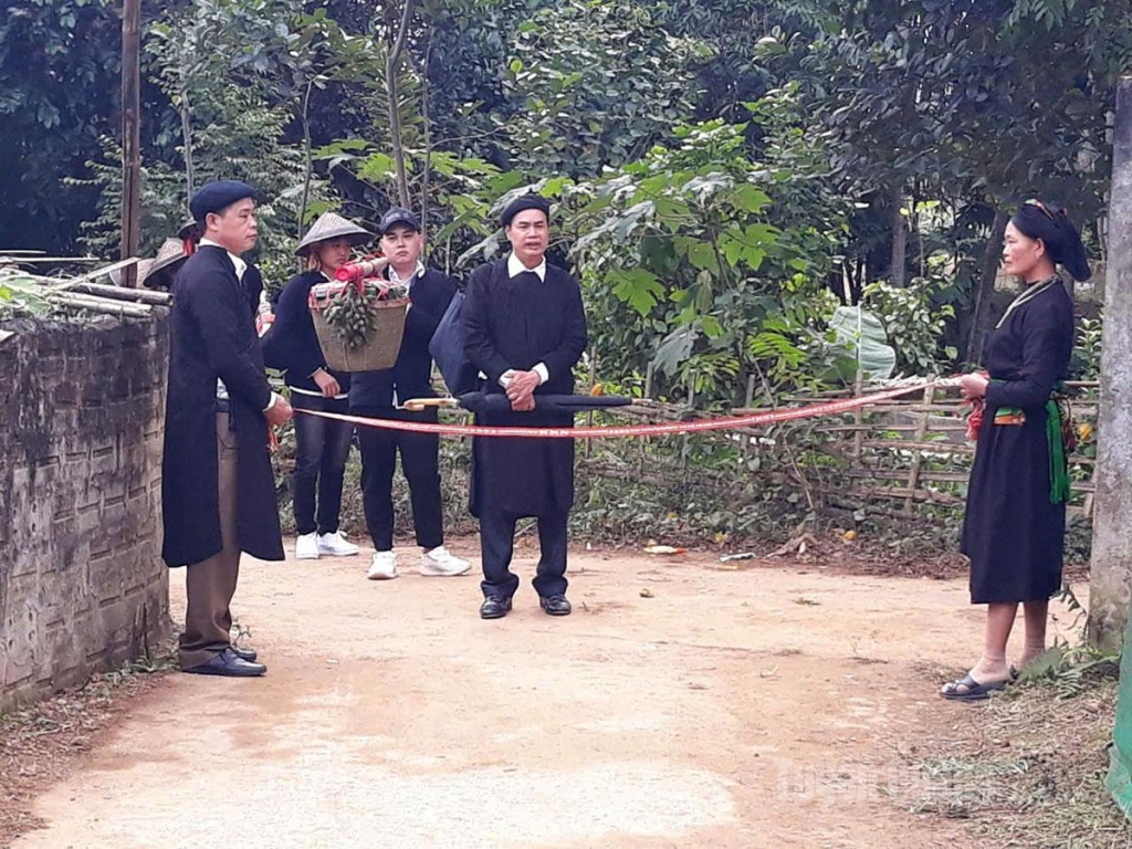 Quan làng hát xin vào cổng nhà gái.