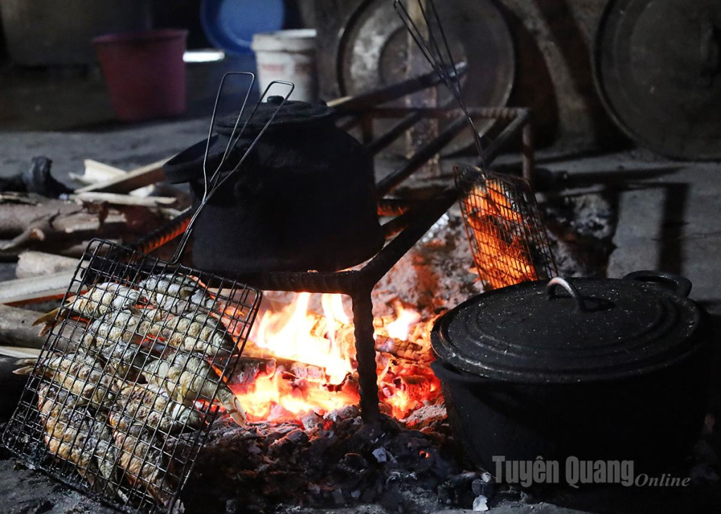 The grilled carp is turned evenly over the fire until the skin becomes crispy and golden brown, releasing an irresistible fragrance.