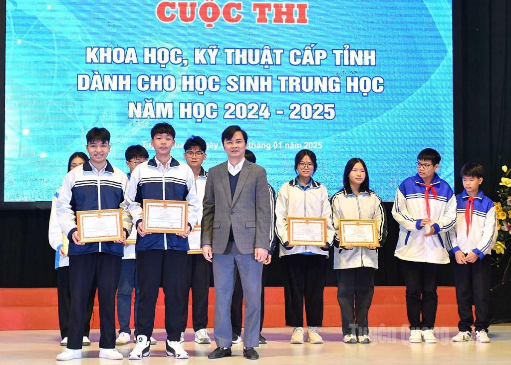 Đồng chí Giám đốc Sở Giáo dục và Đào tạo Vũ Đình Hưng trao giải Nhất cho 2 học sinh Trường THPT Ỷ La tại cuộc thi Khoa học Kỹ thuật dành cho học sinh trung học năm học 2024-2025. 