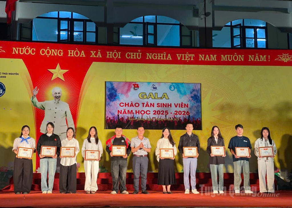 Hội sinh viên Phân hiệu Đại học Thái Nguyên tại Hà Giang tặng Giấy khen cho các cá nhân có thành tích.