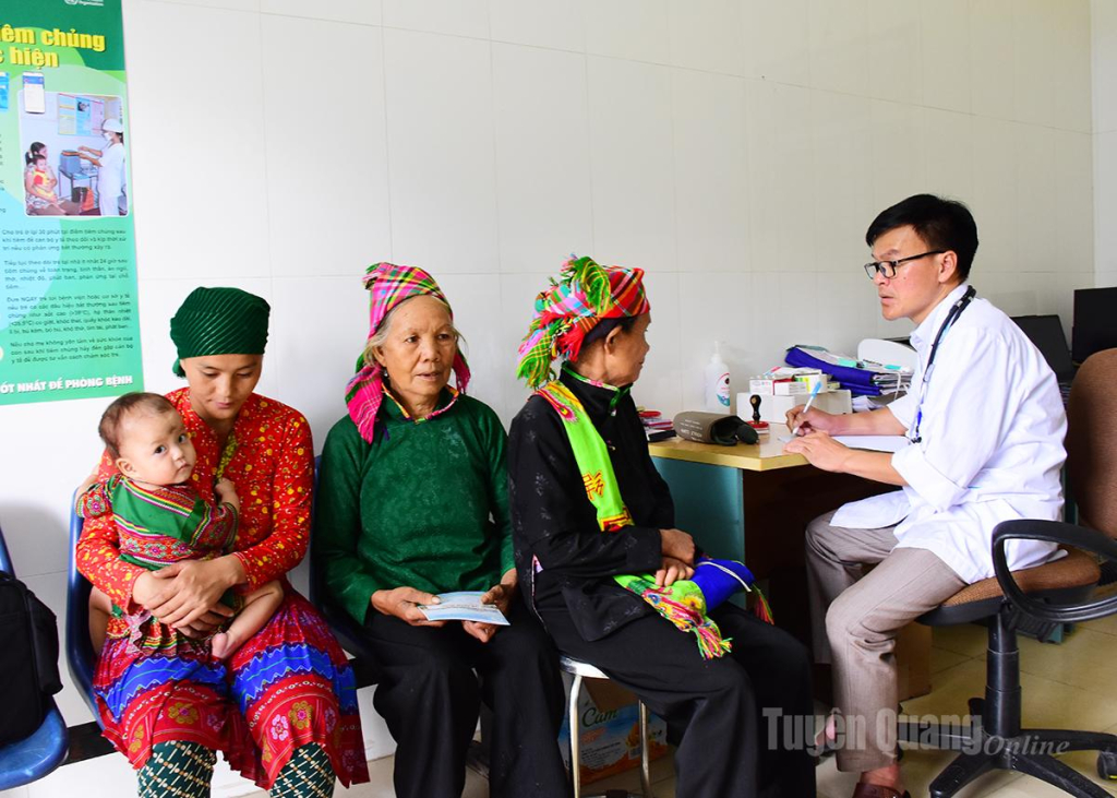 Cán bộ Trạm Y tế Sơn Vĩ tư vấn, khám sức khỏe cho người dân. 
