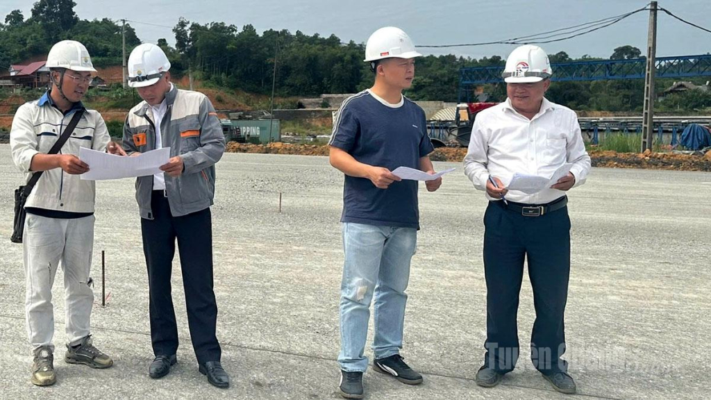 Contractors and supervising consultants remain on-site to promptly address obstacles and speed up construction on the Tuyen Quang – Ha Giang Expressway.