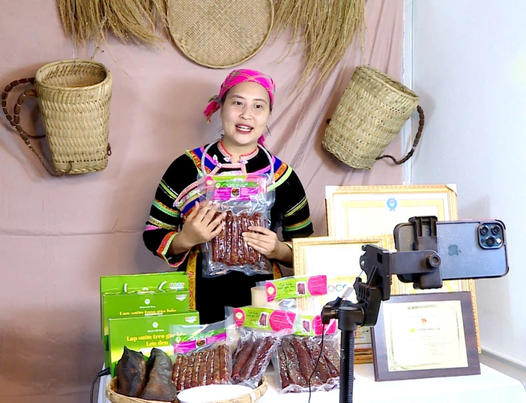 Chị Lưu Thị Hòa, Giám đốc HTX Nông, lâm nghiệp và Dịch vụ thương mại tổng hợp Po Mỷ  livestream giới thiệu, quảng bá sản phẩm.