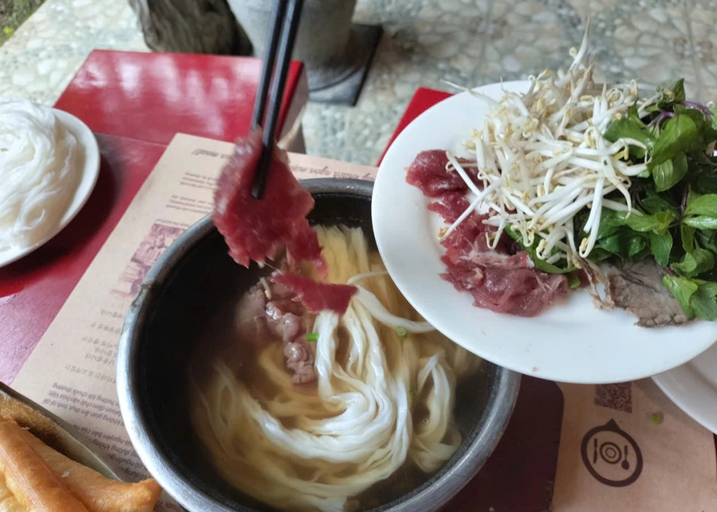 Phở bát đá.