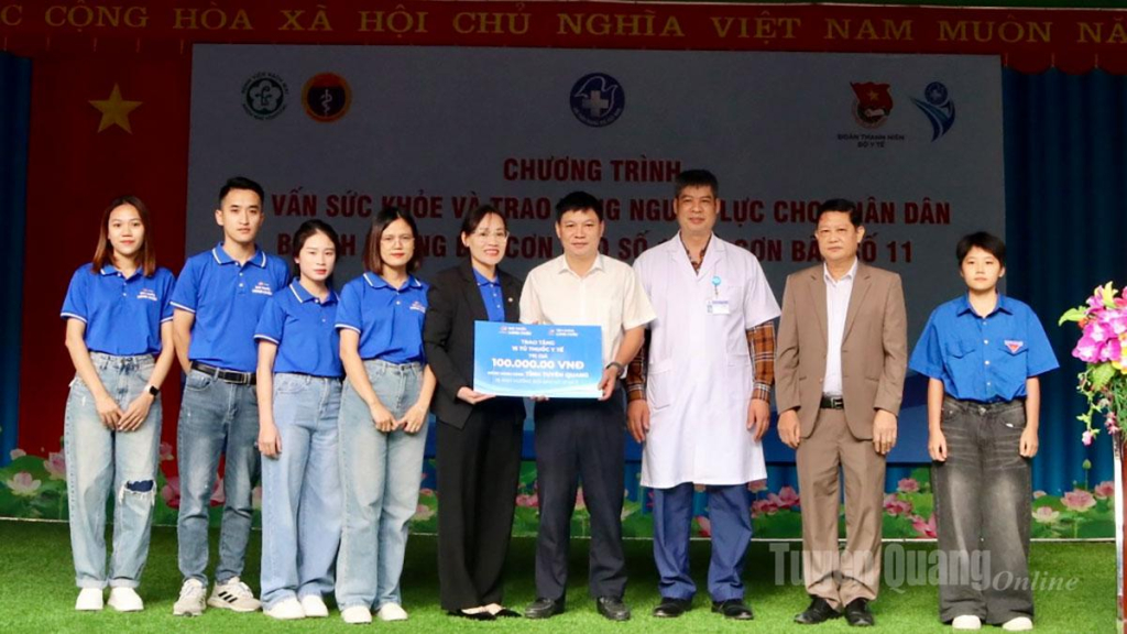 Lãnh đạo Sở Y tế Tuyên Quang trao tặng tủ thuốc cho Trung tâm Y tế khu vực Vị Xuyên, Quản Bạ, thành phố Hà Giang (cũ).