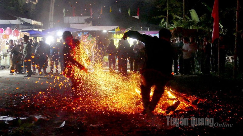 Những chàng trai Pà Thẻn nhảy múa trong đống lửa