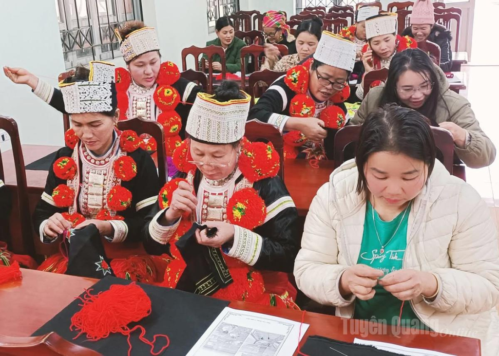 Nông dân xã Lăng Can học nghề thêu, sản xuất các sản phẩm phục vụ phát triển du lịch cộng đồng.