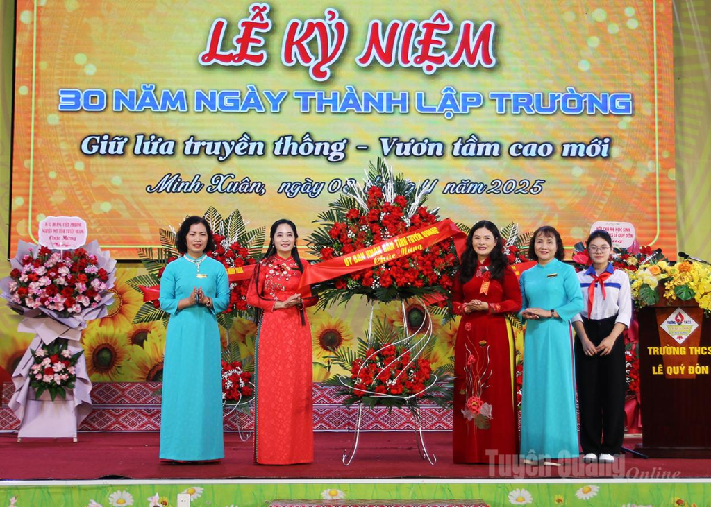 Phó Chủ tịch UBND tỉnh Vương Ngọc Hà tặng hoa chúc mừng thầy và trò Trường THCS Lê Quý Đôn.