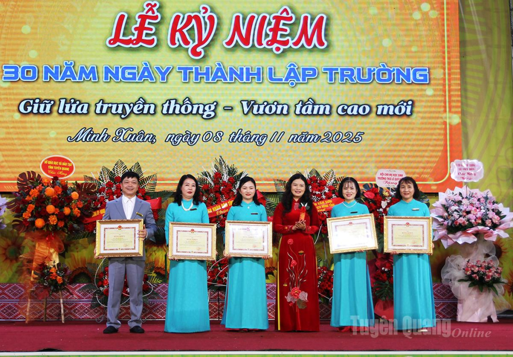Phó Chủ tịch UBND tỉnh Vương Ngọc Hà tặng Bằng khen của Chủ tịch UBND tỉnh cho các cá nhân có thành tích xuất sắc.  