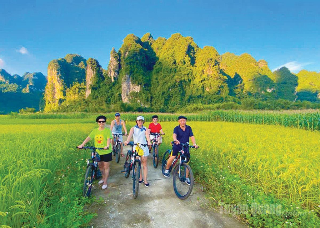 Du khách trải nghiệm du lịch tại thôn Nà Tông.                                                              Ảnh: Tố Mai 