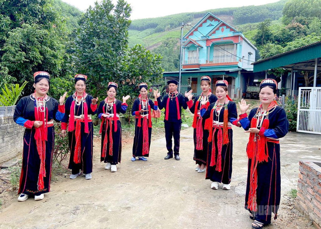 Các thành viên CLB giữ gìn bản sắc dân tộc Dao thanh y thôn 20, xã Tân Long tập luyện văn nghệ.