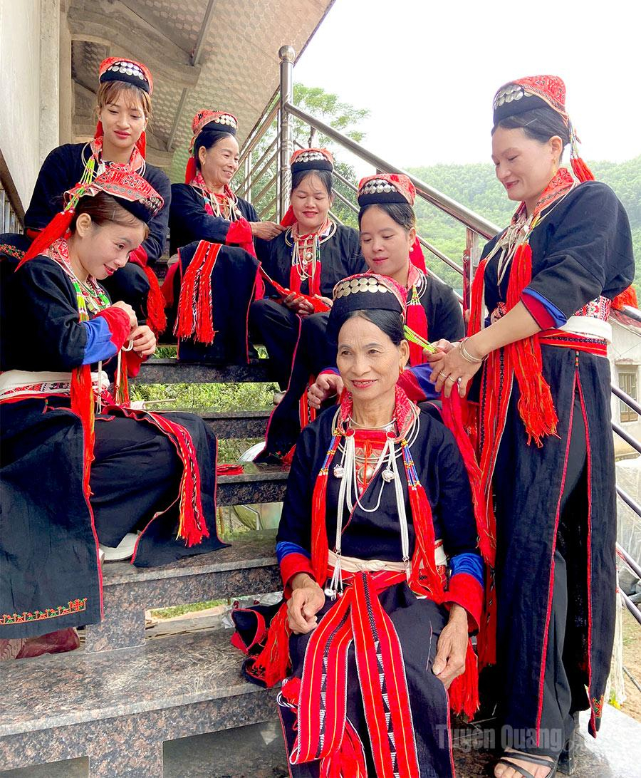  Trang phục của phụ nữ Dao thanh y nổi bật sắc đỏ trên nền áo đen.