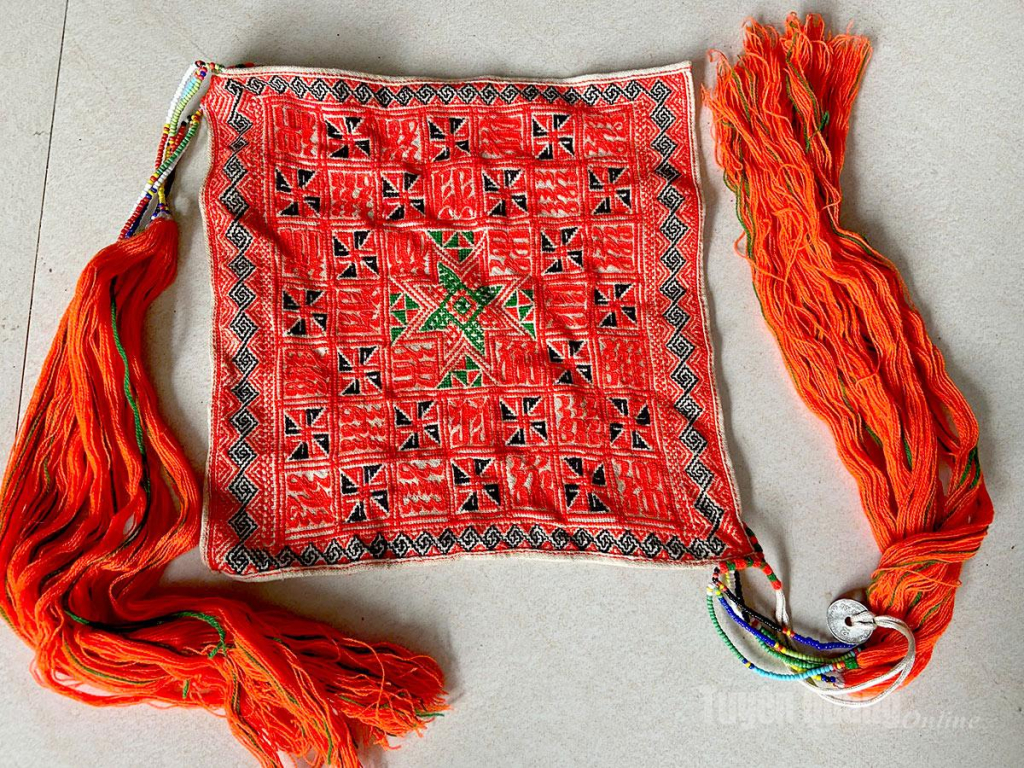 Chiếc khăn đội đầu của người Dao thanh y được thêu tỉ mỉ với mầu đỏ đặc trưng.