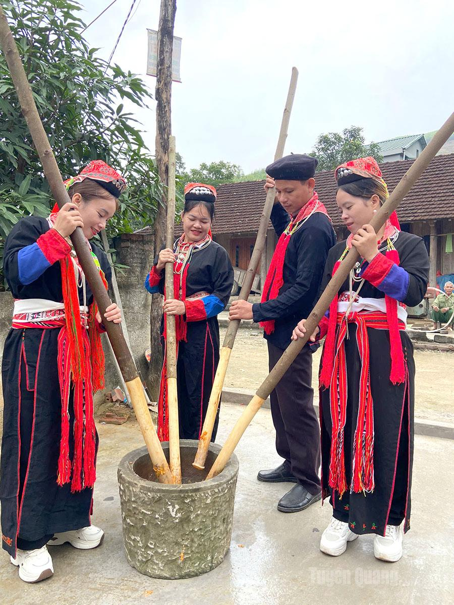 Người Dao thanh y thôn 20, xã Tân Long giã bánh giày.