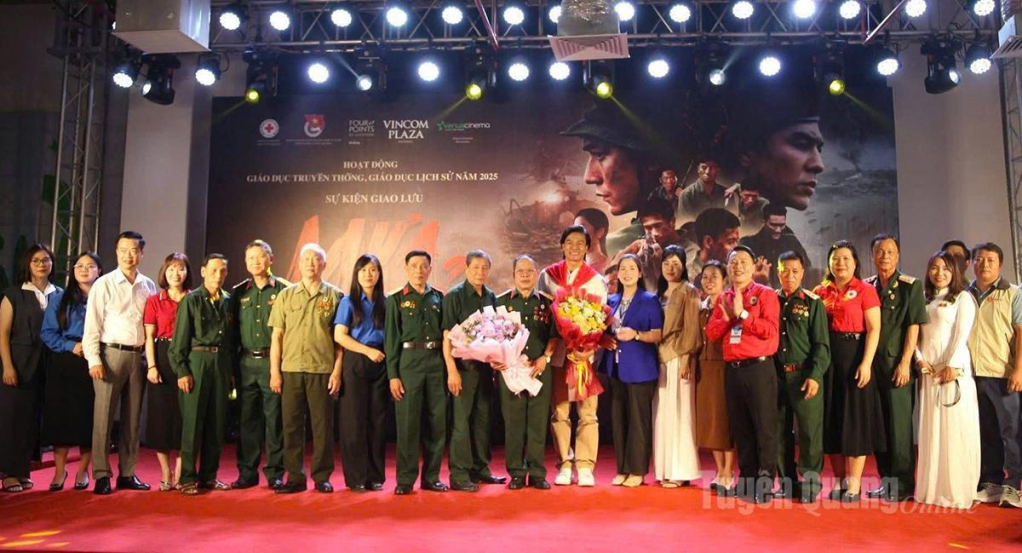 Sinh viên Phân hiệu Đại học Thái Nguyên tại Hà Giang tham gia hoạt động giáo dục truyền thống, giáo dục lịch sử. 