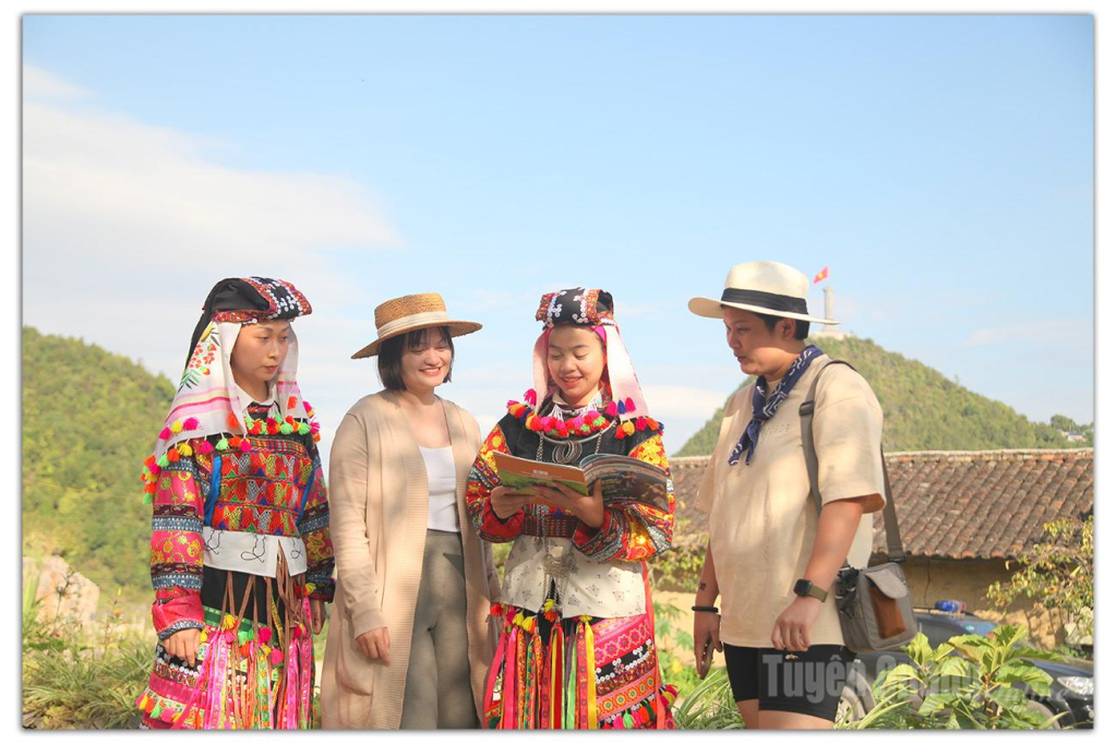 Người Lô Lô trên Cao nguyên đá làm du lịch.