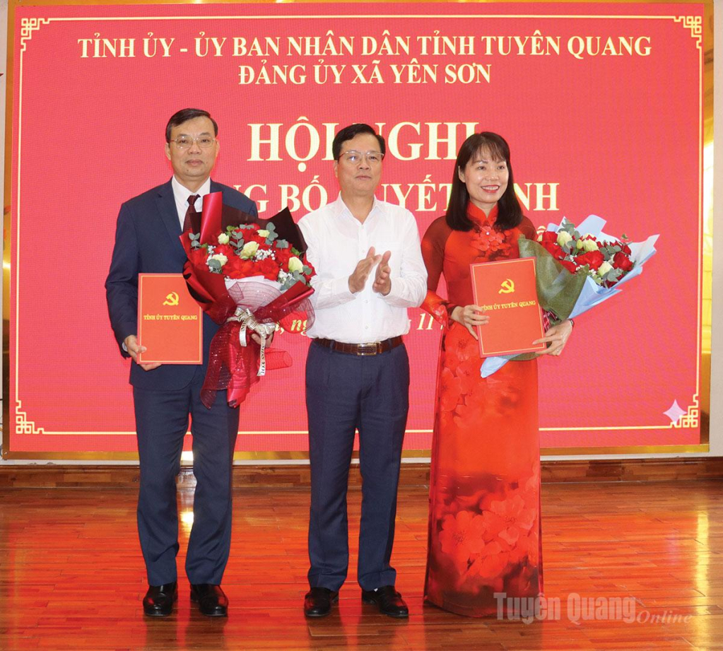 Đồng chí Trần Quang Minh, Ủy viên Ban Thường vụ Tỉnh ủy, Trưởng ban Tổ chức Tỉnh ủy  trao Quyết định và tặng hoa các đồng chí được bổ nhiệm giữ chức vụ mới.