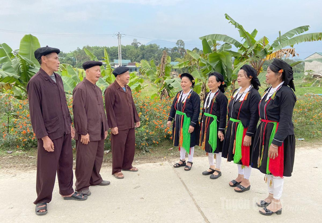 Các thành viên CLB tập luyện hát Soọng cô.