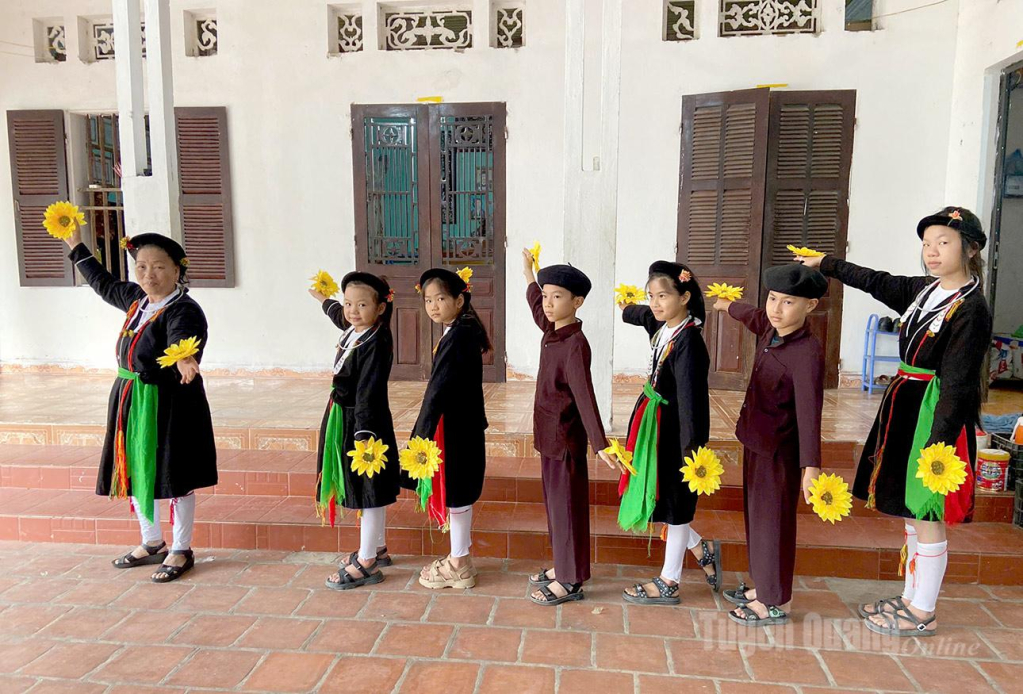  Nghệ nhân dân gian Nguyễn Thị Hồng Chinh, CLB hát Soọng cô Sán Dìu Sơn Nam, xã Sơn Thủy hướng dẫn các cháu tập múa.