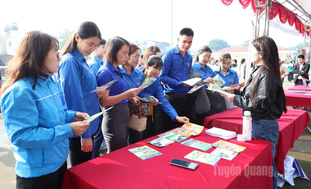 Đoàn viên, thanh niên xã Yên Sơn tham gia phiên giao dịch việc làm.